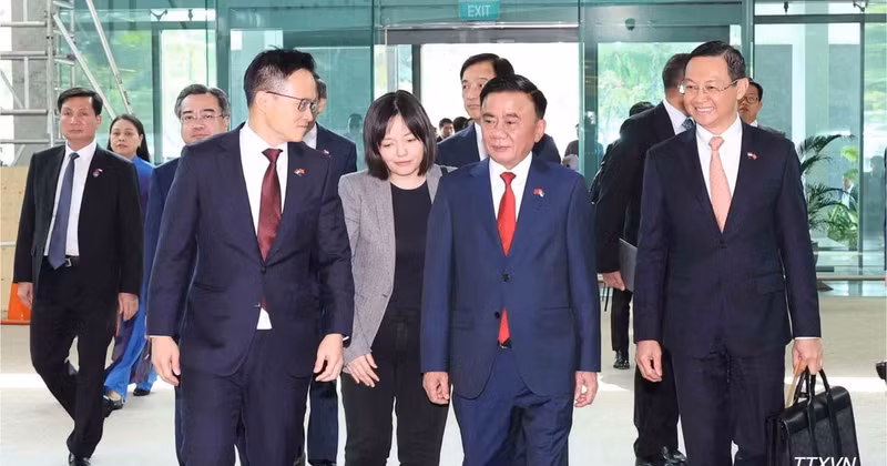 데스먼드 추 싱가포르 국방부 정무차관이 창이국제공항에서 쩐껌뚜 상임서기를 배웅하고 있다.