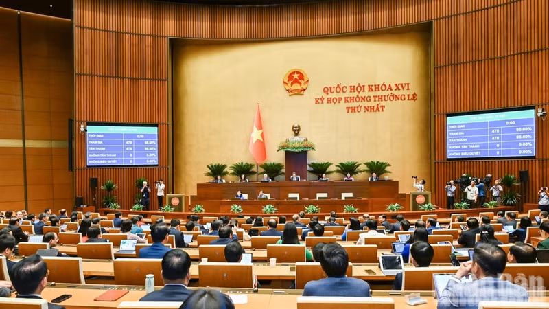 국회가 꽝닌시 설립에 관한 결의안을 표결로 통과시키고 있다. (사진: DUY LINH)