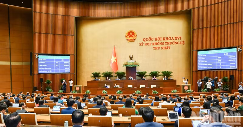 국회가 꽝닌시 설립에 관한 결의안을 표결로 통과시키고 있다. (사진: DUY LINH)