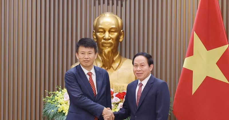 레 떼엔 쩌우 부총리가 홍콩대 경영대학원장인 차이훙빈 교수를 접견하고 있다. 