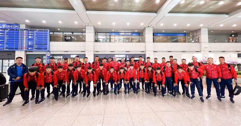 항공편 탑승을 앞두고 기념 촬영을 하는 베트남 U17 축구대표팀 코칭스태프와 선수들. (사진: VFF)