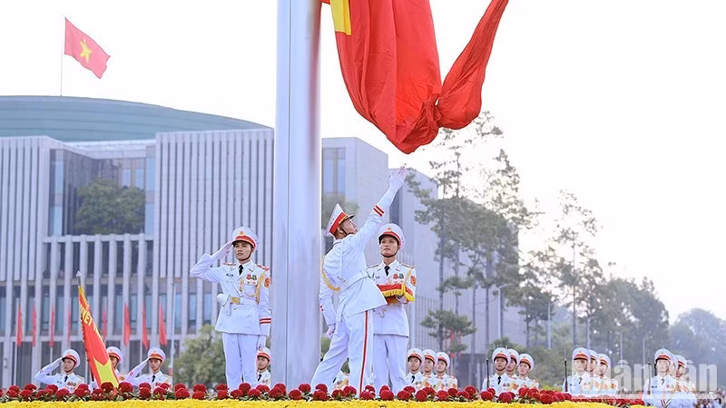 2026년 9월 2일 이른 아침 바딘광장에 휘날리는 국기. (사진: TÙNG MAI)