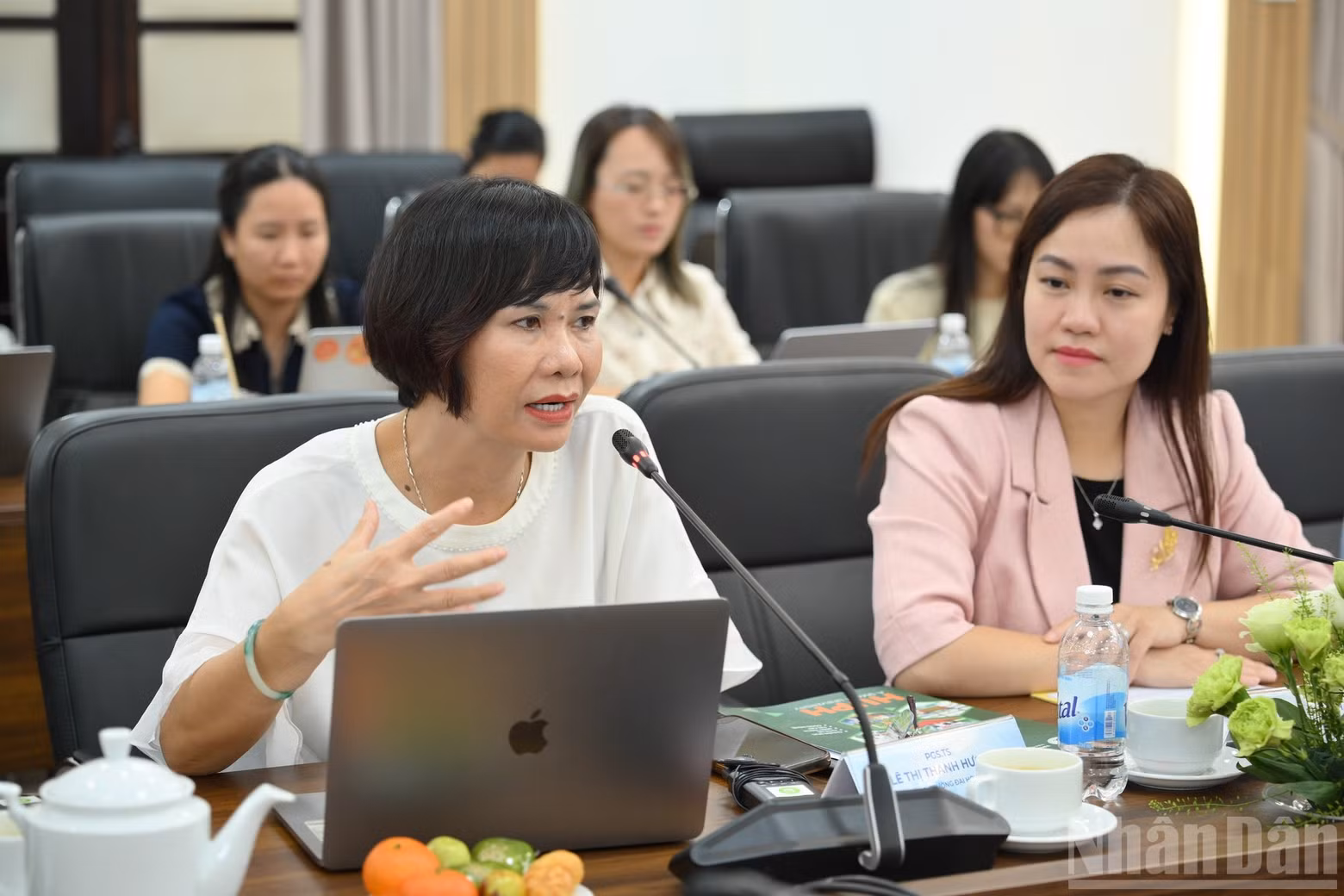 토론회에서 의견을 나누고 질의응답을 진행하는 대표자들.