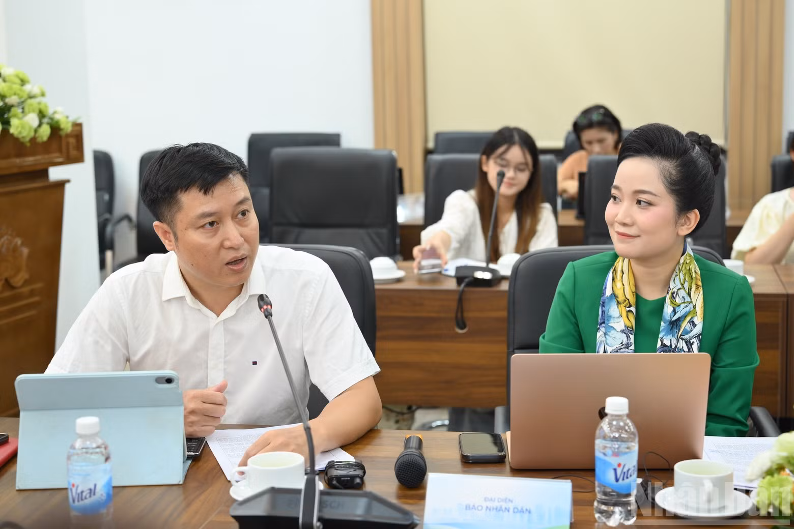 응우옌 호앙 녓 부국장이 토론 세션을 진행하고 있다.
