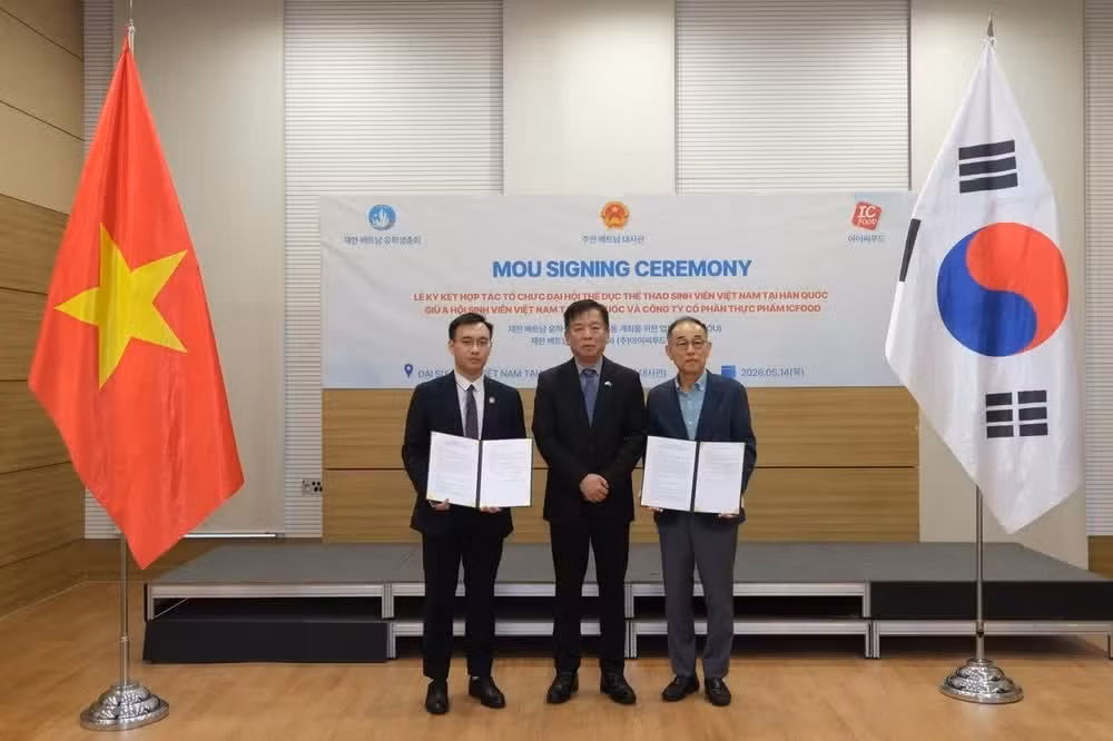 부 호 대사가 (주)아이씨푸드 박균익 회장과 VSAK 응우옌 쩐 흥 회장 간의 양해각서(MOU) 서명식을 지켜보고 있다. (사진: 주한 베트남 대사관 제공)
