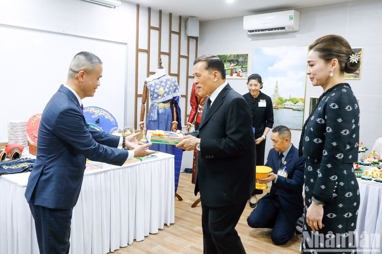 하노이대학교 태국 언어·문화센터에 교육 자료와 교육 기자재를 전달하는 마하 와찌랄롱꼰 태국 국왕 내외.