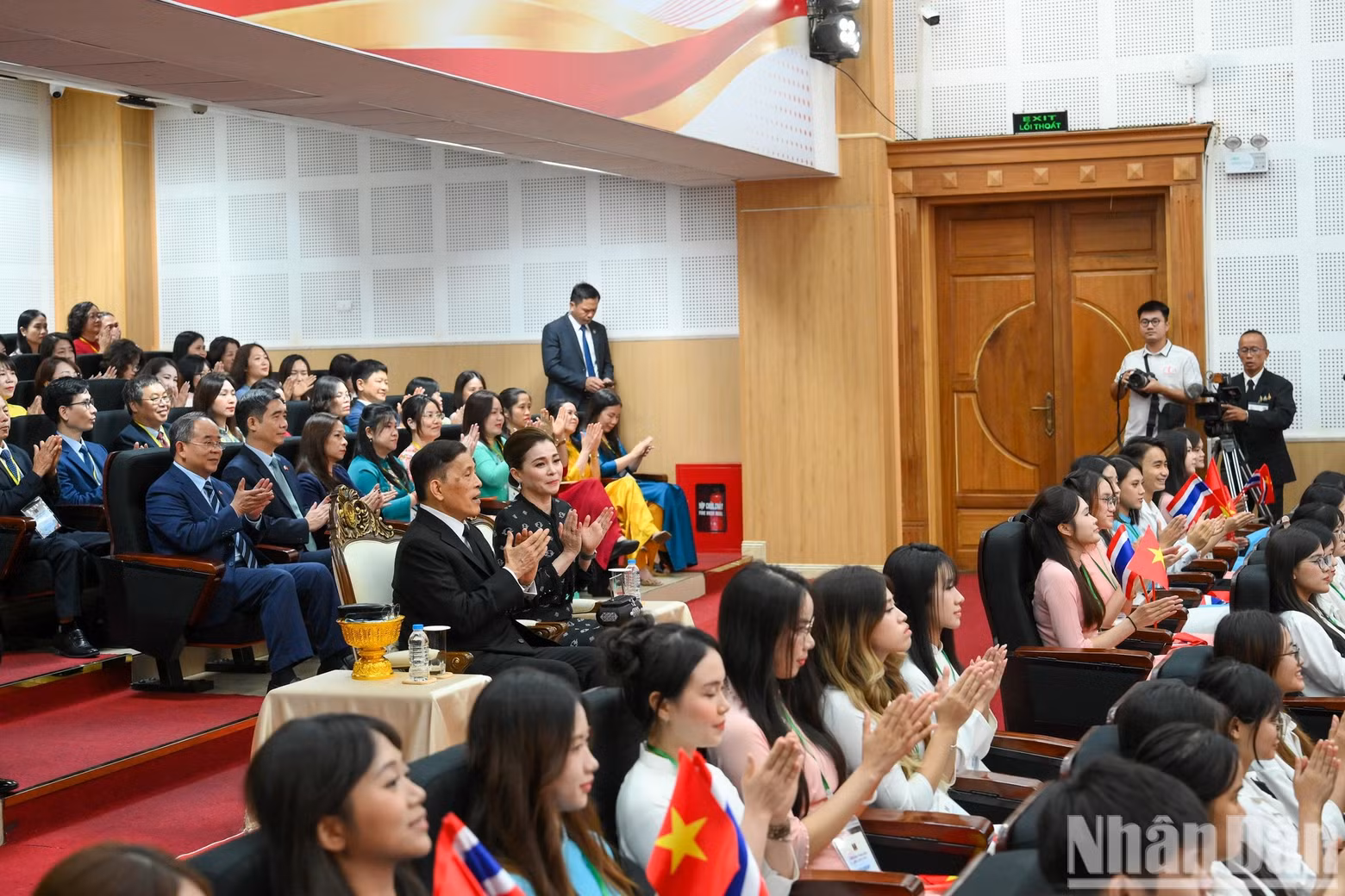 마하 와찌랄롱꼰 태국 국왕 내외가 행사에서 하노이대학교 대표단 및 교수진, 학생들과 함께하고 있다.