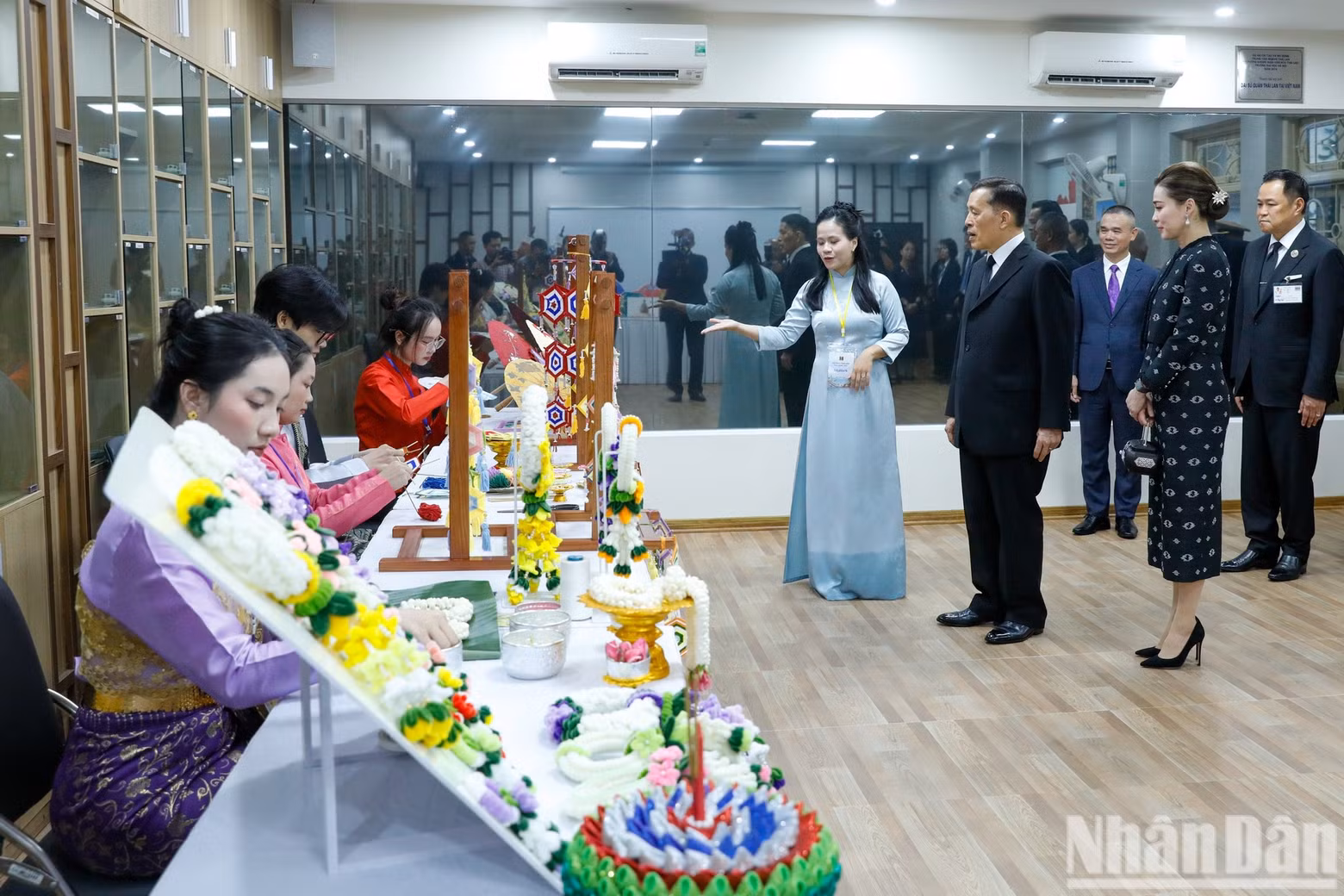 마하 와찌랄롱꼰 태국 국왕 내외가 하노이대학교 학생들이 마련한 태국 전통 제품 전시 부스를 둘러보고 있다.