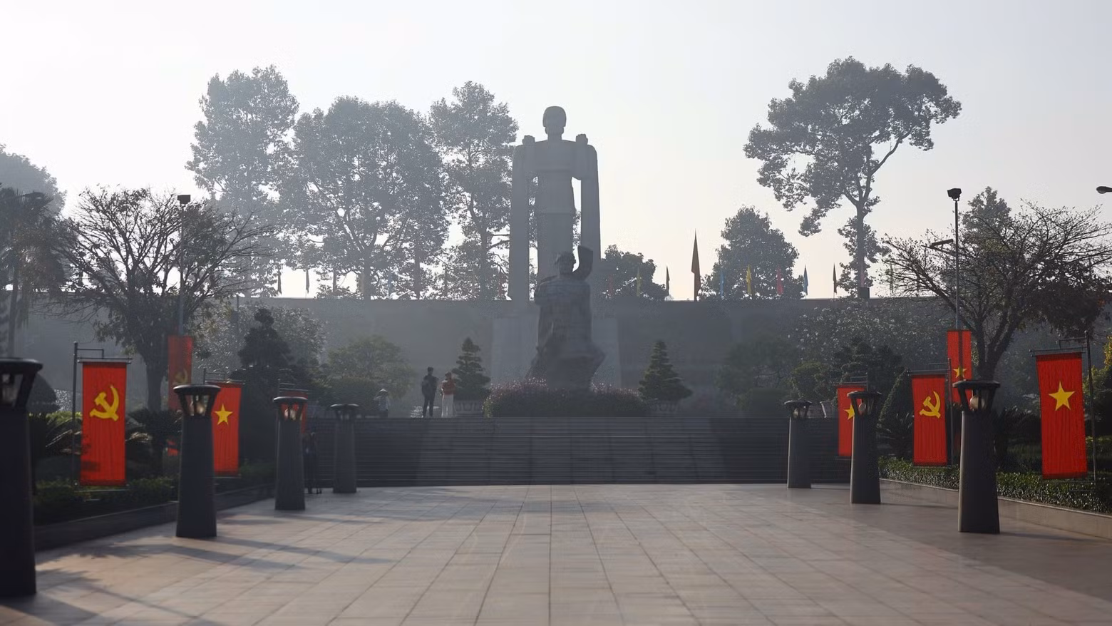 전사자 유해 안장식을 위한 준비를 모두 마친 .찌민시 순국선열 묘지.