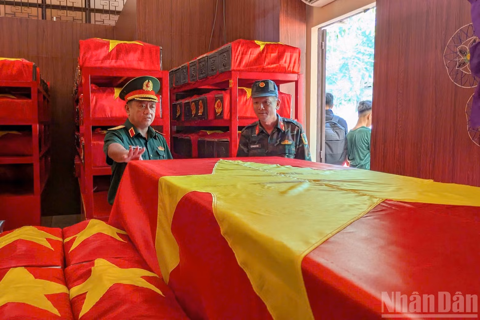 호찌민시 호아흥 동 레티리엥 문화공원에서 발굴·수습된 전사자 참배식과 추도식, 유해 이장식을 준비하기 위한 마지막 작업이 13일 마무리되고 있다. 전사자 유해는 14일 오전 안장 장소로 옮겨진다.