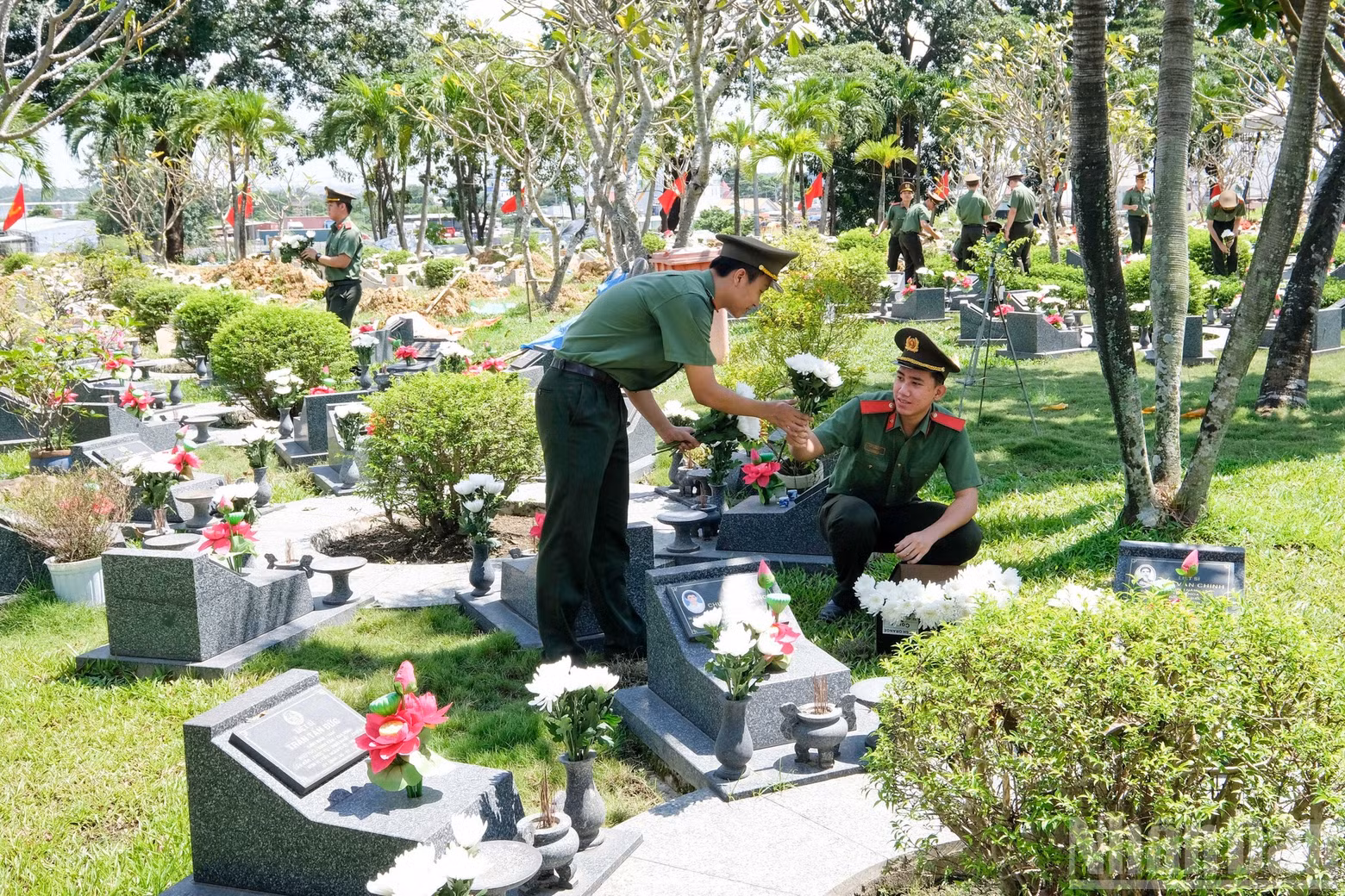 보안요원들과 묘지 관리 직원들이 호찌민시 순국선열 묘지의 안장 구역에서 헌화와 주변 정비 작업을 서둘러 진행하고 있다.