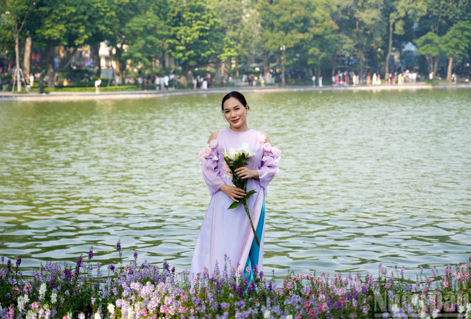 시민 타인 란씨가 주말을 맞아 호안끼엠 호수를 산책하다 화려하게 피어난 꽃밭에 발걸음을 멈추고 기념사진을 촬영하고 있다. 그는 꽃의 아름다운 색채와 호수 풍경이 어우러져 인상적인 아름다움을 자아내며, 가을날 하노이의 낭만적이고 시적인 정취를 한층 더해 준다고 말했다.