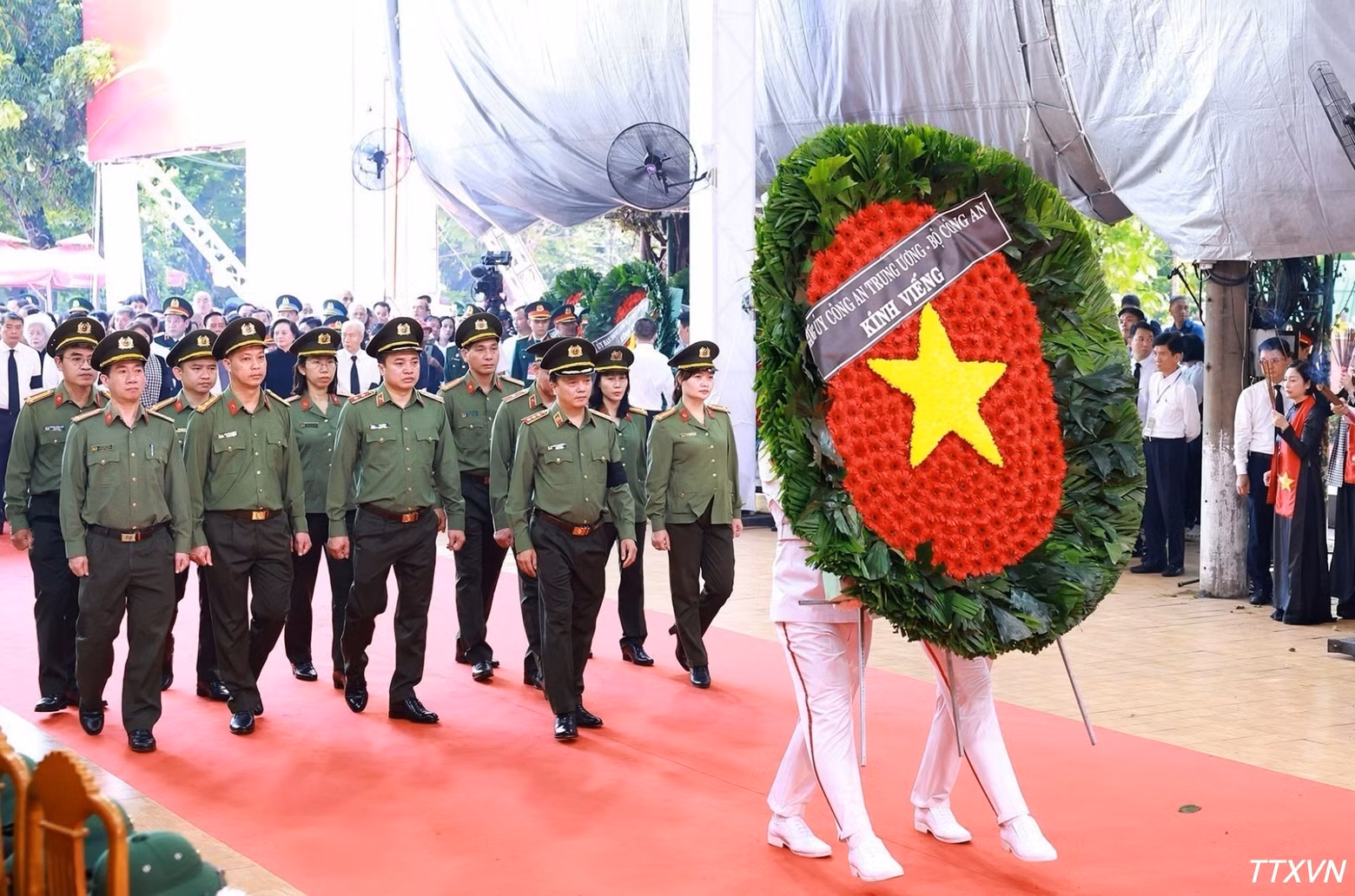 공안부 대표단이 호찌민시 호아흥 동 레티리엥 공원에서 발굴·수습된 순국선열들을 참배하고 있다.