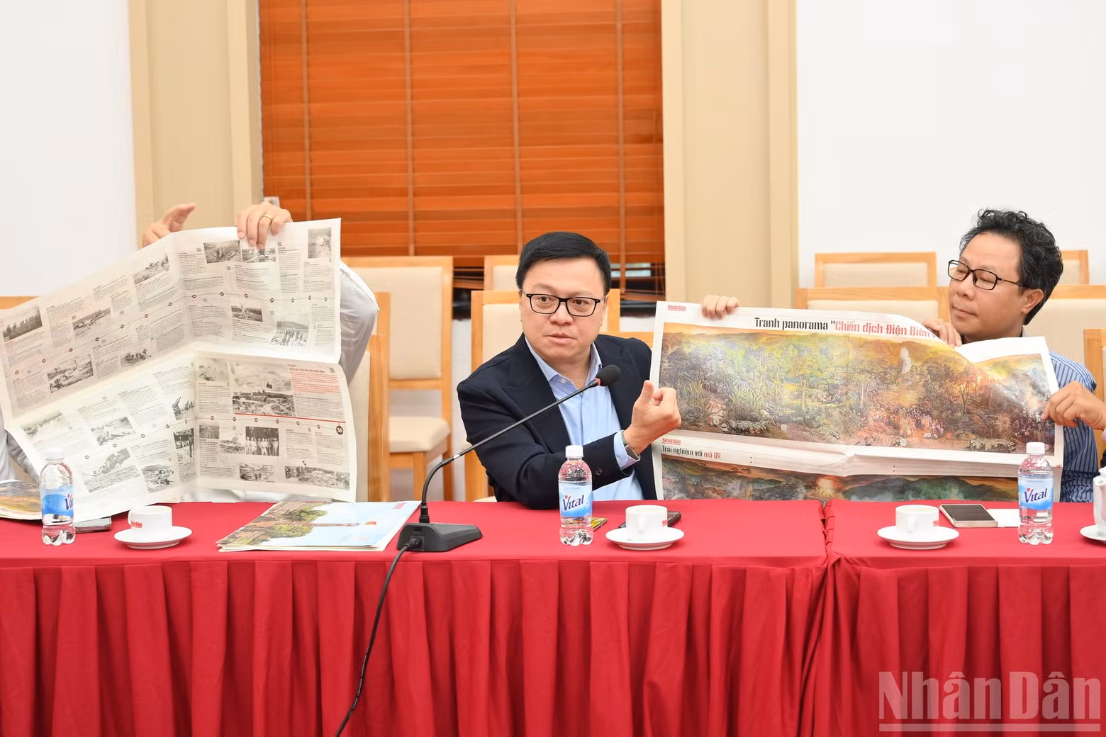 인민신문의 디엔비엔푸 전역 파노라마 그림 작품을 소개하는 레 꾸옥 민 편집장.