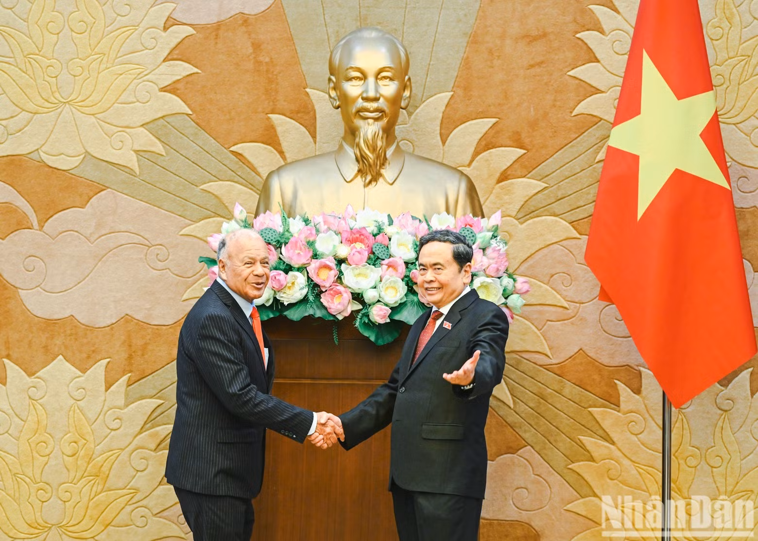 쩐 타인 먼 국회의장과 알베르토 아나야 구티에레스 멕시코 노동당 서기장. (사진: DUY LINH)