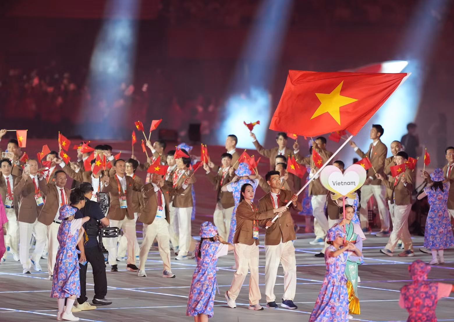 19일 일본 나고야에서 열린 제20회 아이치·나고야 아시안게임 개막식에서 베트남 선수단이 행진하고 있다. (사진: THX/TTXVN)
