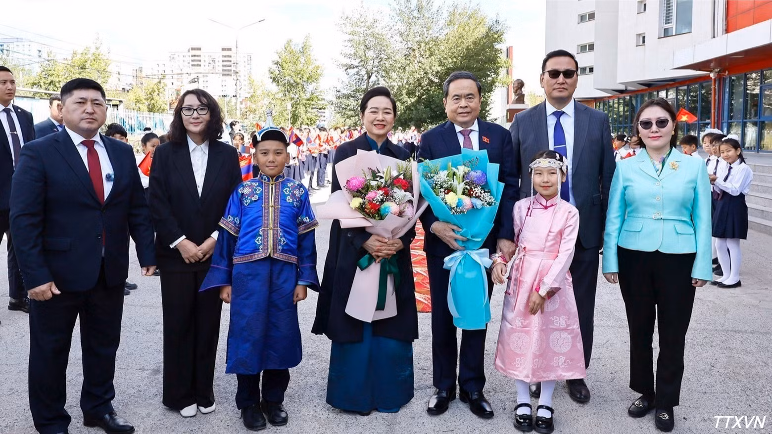 쩐 타인 먼 국회의장 내외가 호찌민 주석의 이름을 딴 제14호 학교의 지도부 및 학생들과 함께 기념촬영을 하고 있다.