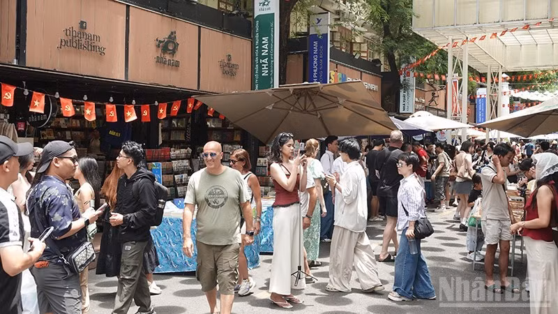 호찌민시 도서거리를 둘러보는 관광객들. (사진: LINH BẢO)