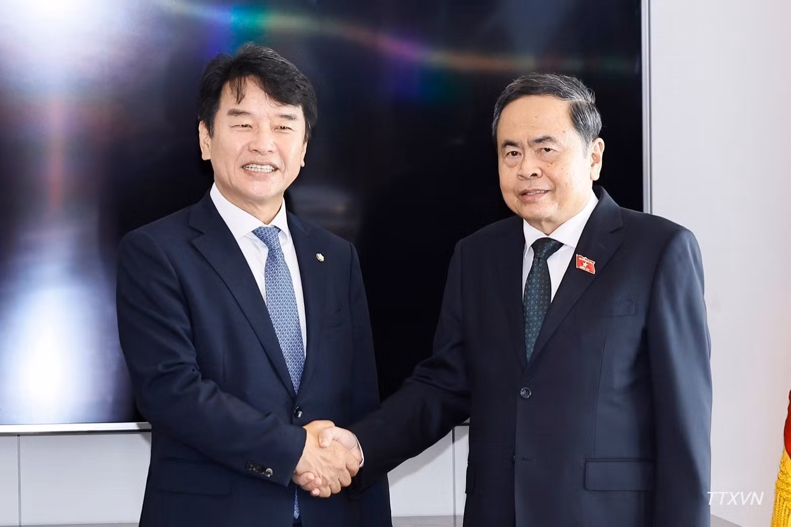쩐 타인 먼 국회의장이 문진석 한베의원친선협회 회장과 악수를 나누고 있다.