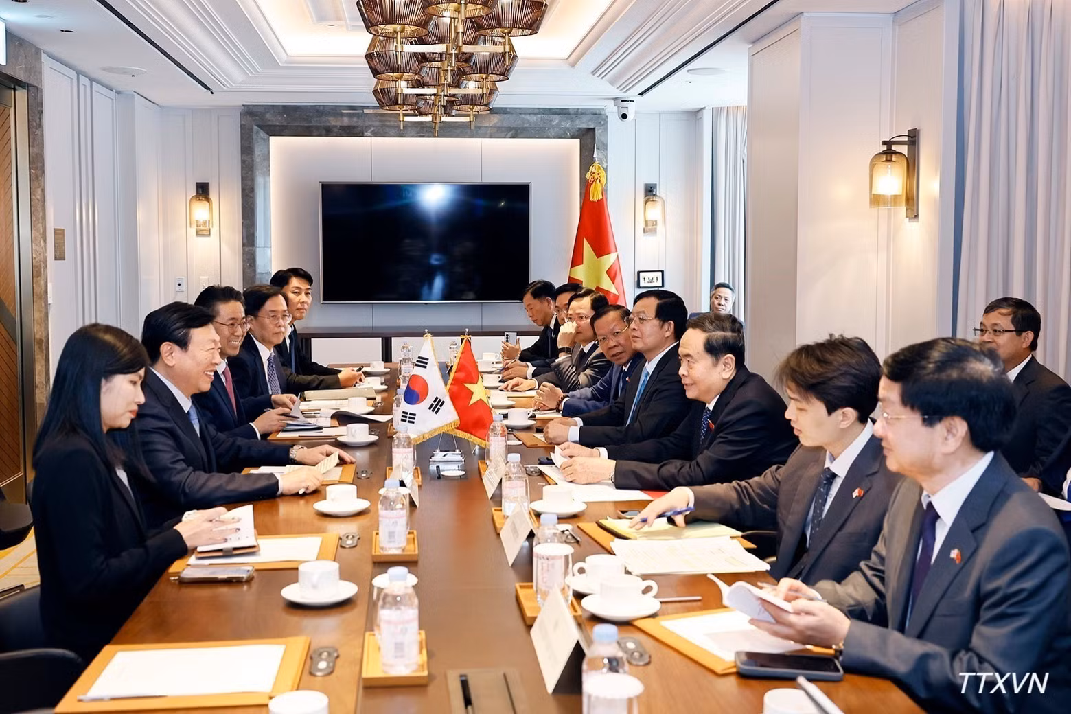 신동빈 롯데그룹 회장을 접견하는 쩐 타인 먼 국회의장..
