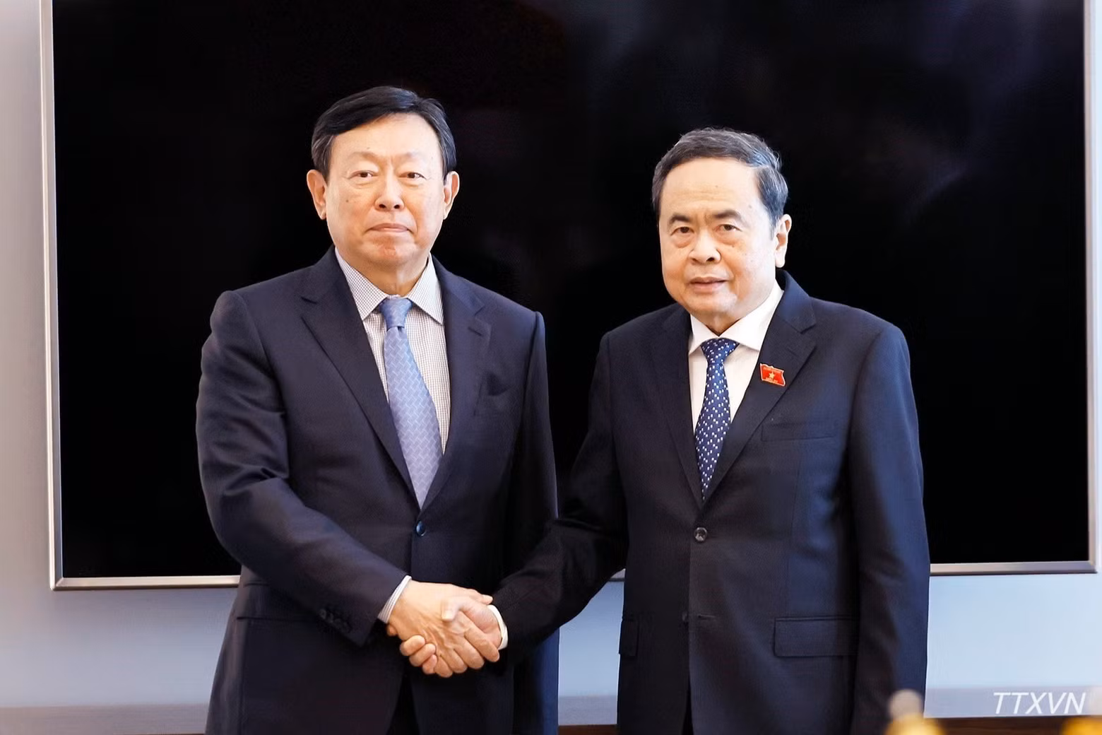 쩐 타인 먼 국회의장이 신동빈 롯데그룹 회장을 접견하고 있다.
