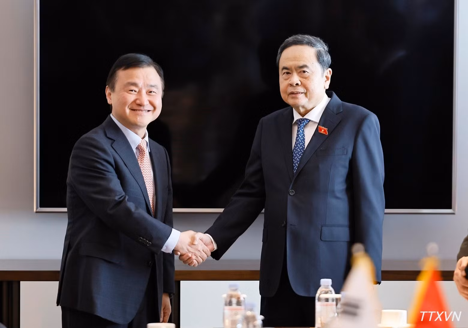 노태문 삼성전자 사장을 접견하는 쩐 타인 먼 국회의장.