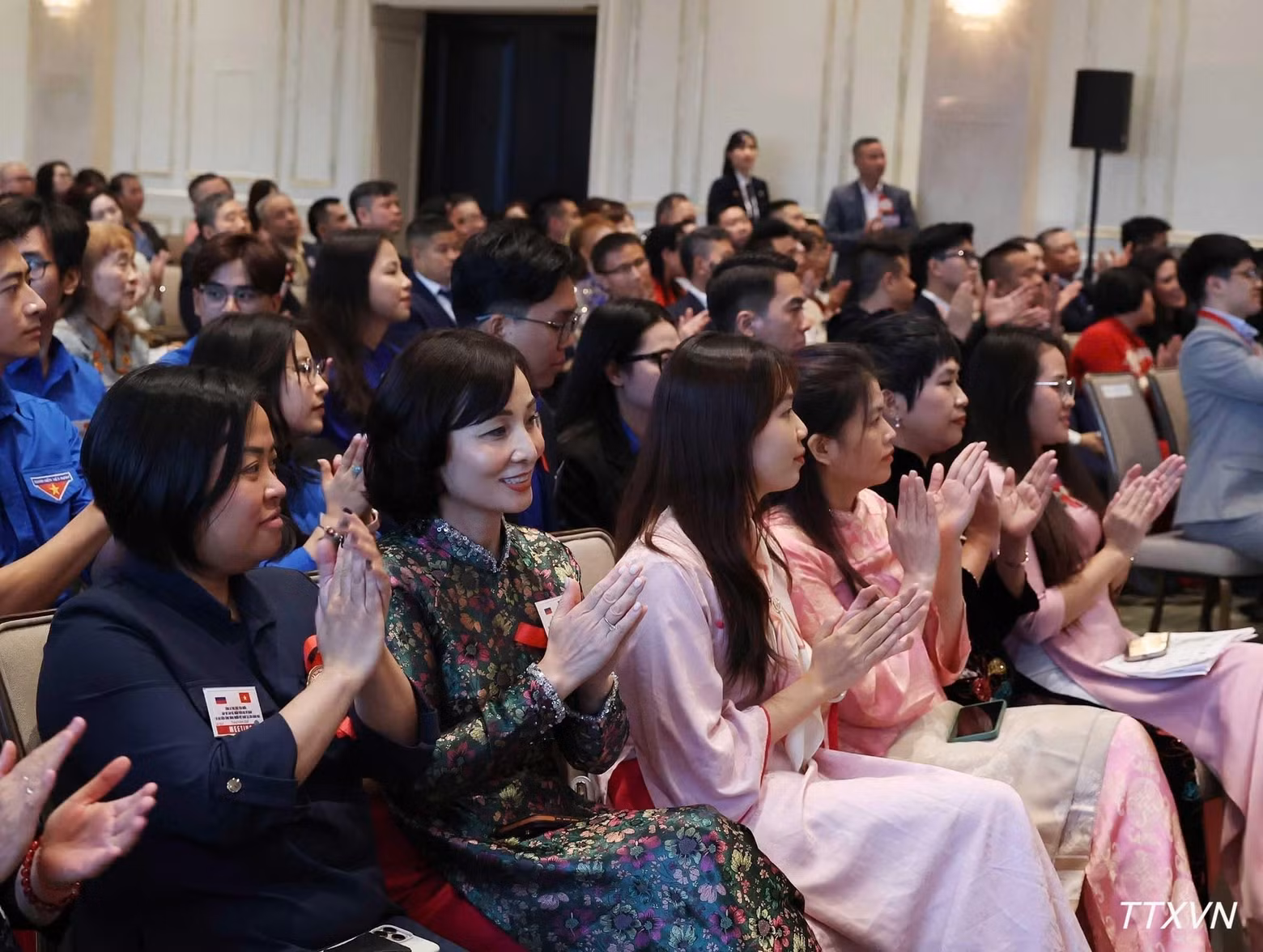 주러시아 베트남 대사관 관계자 및 직원들과 베트남 교민 대표들이 또 럼 서기장 겸 국가주석 내외와의 만남에 참석하고 있다.