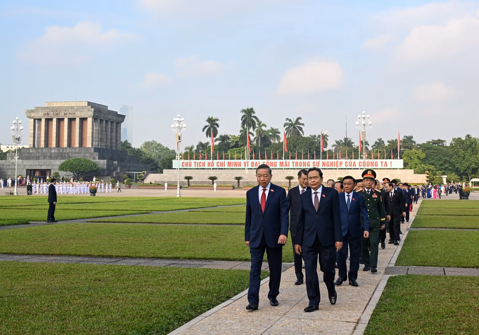 또 럼 서기장 겸 국가주석, 레 민 흥 국무총리, 쩐 타인 먼 국회의장, 쩐 껌 뚜 상임서기 및 국회의원들. (사진: DUY LINH)