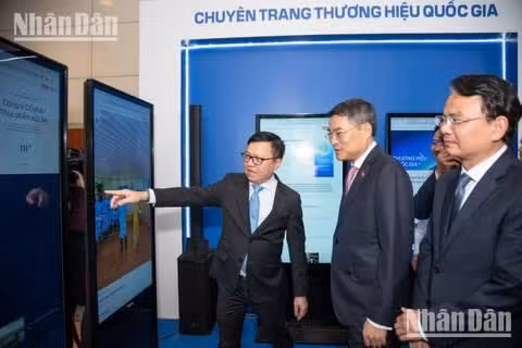레 민 흥 총리가 2026년 국가브랜드 특집 페이지의 새로운 인터페이스 런칭 행사에 참석하고 있다. (사진: Minh Duy)