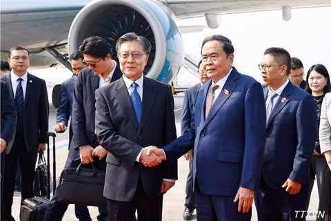 중국 대표단이 산시성 시안함양국제공항에서 쩐 타인 먼 국회의장을 환송하고 있다. (사진: TTXVN)