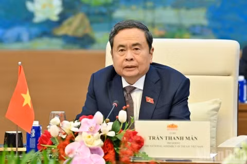쩐 타인 먼 국회의장이 환영 행사에서 발언하고 있다. (사진: THỦY NGUYÊN)