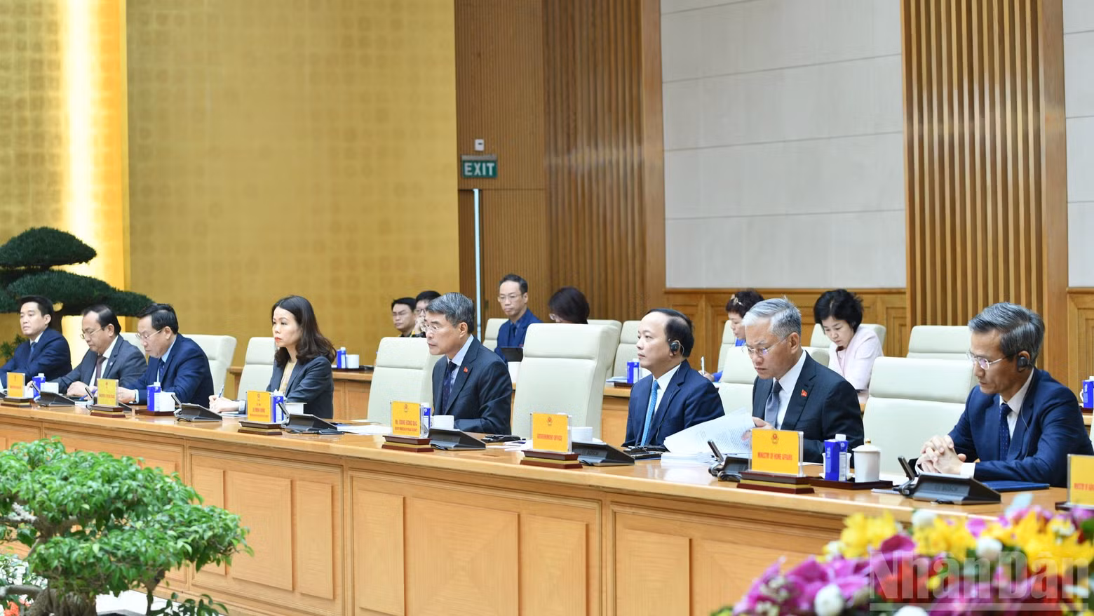 레 민 흥 총리와 베트남 각 부처 및 기관 관계자들이 접견에 참석하고 있다.
