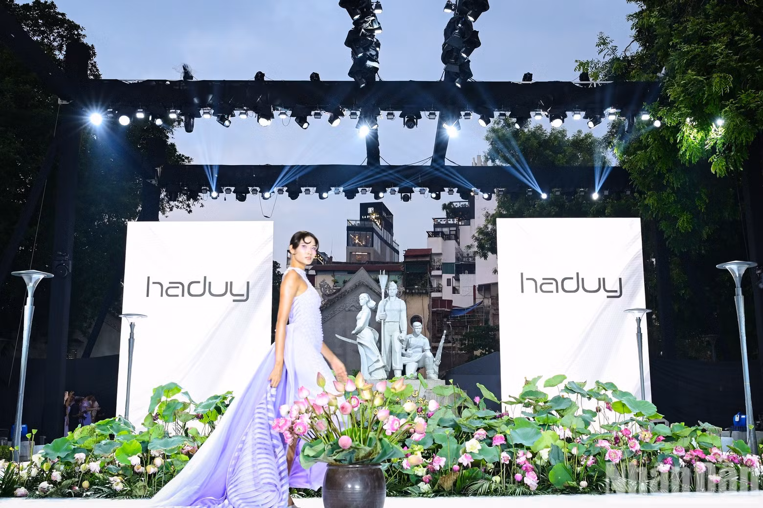 바끼에우 사원 꽃정원에서 열린 이 프로그램에는 1,500여 명이 참석했다.