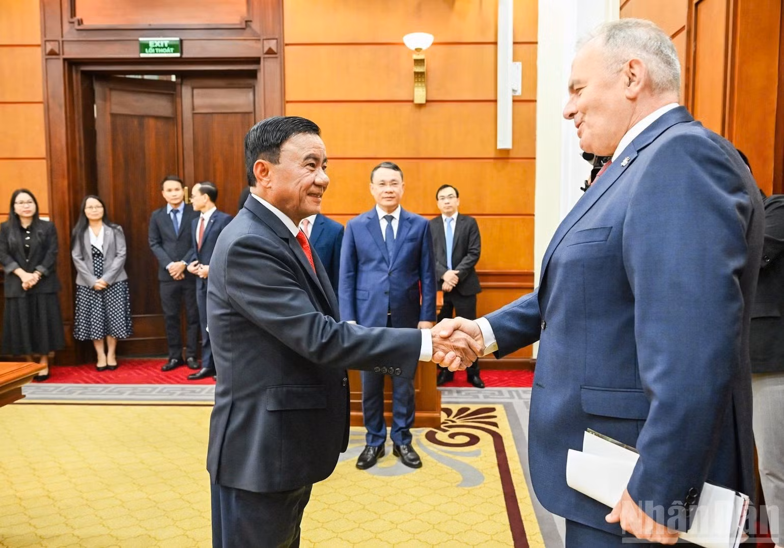 쩐껌뚜 상임 서기가 튀르메르 줄러 헝가리 노동자당 의장을 접견하며 악수를 나누고 있다. (사진: DUY LINH)