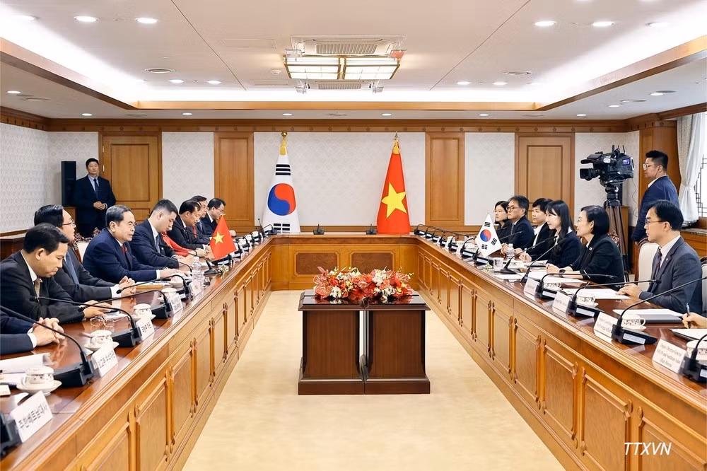 쩐 타인 먼 국회의장이 한성숙 한국 국무총리와 회담을 갖고 있다.