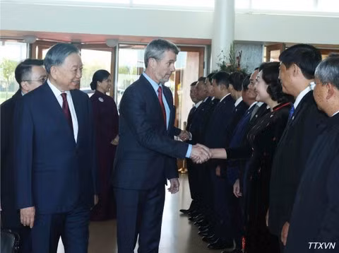 또 럼 서기장 겸 국가주석이 프레데릭 10세 국왕과 메리 왕비에게 베트남 고위급 대표단을 소개하고 있다. (사진: Thống Nhất/TTXVN)