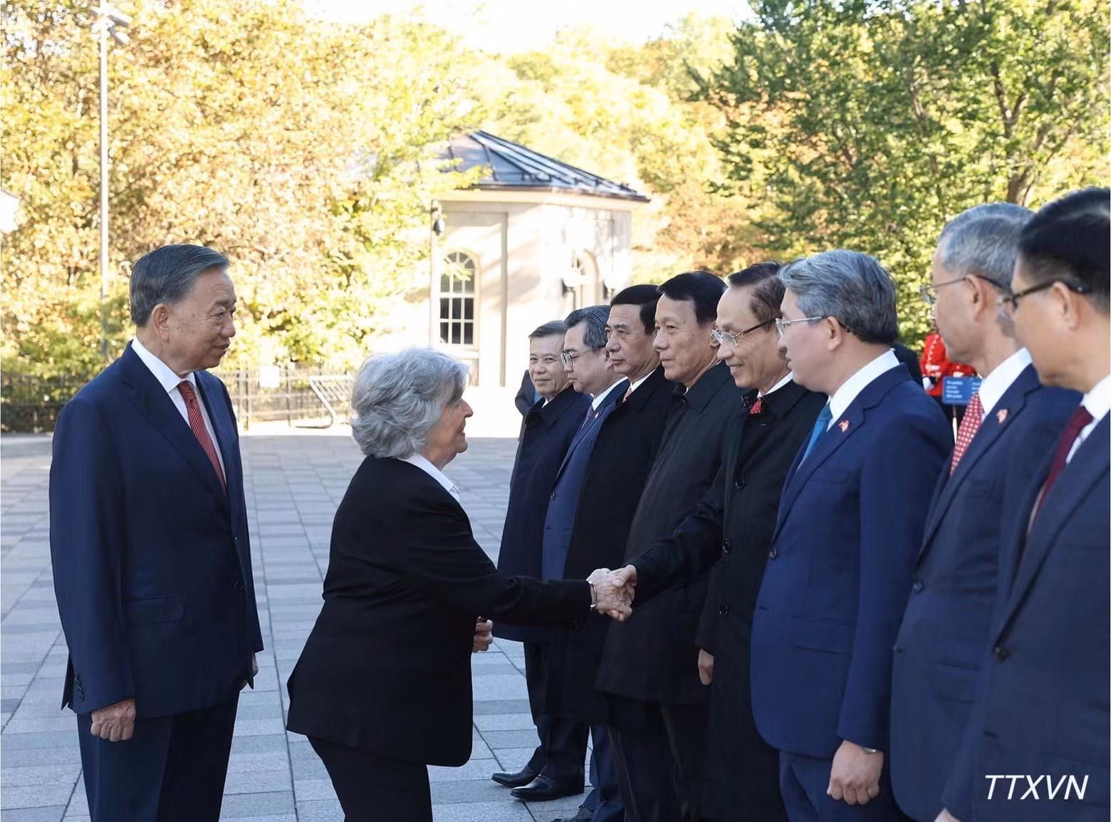 또 럼 서기장 겸 국가주석이 루이즈 아버 총독에게 베트남 고위급 대표단을 소개하고 있다. (사진: TTXVN)