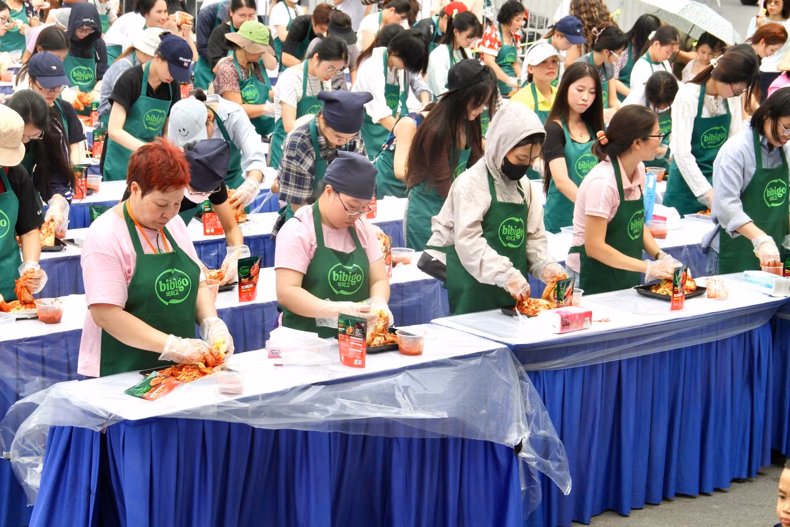 젊은이부터 어르신까지 많은 시민들이 직접 양념을 섞고 배추를 절이는 과정을 집중해서 따라하고 있다.
