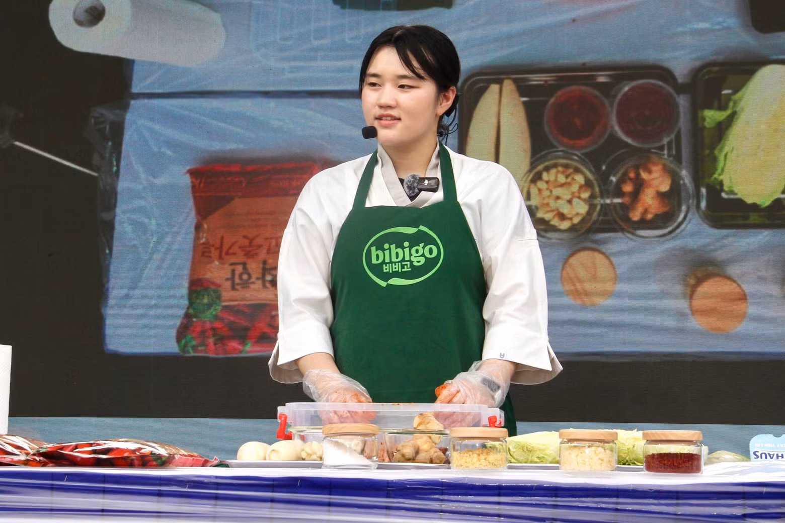 한국인 선생님이 무료 체험 프로그램에서 김치 만드는 과정을 직접 시연하고 있다.
