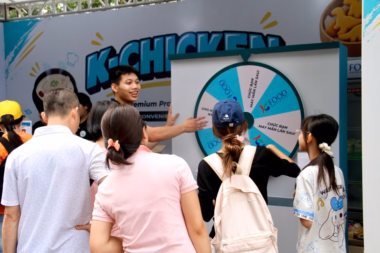 젊은 참가자들이 한국 문화를 주제로 한 퀴즈 게임에 참여해 다양한 경품을 받고 있다.