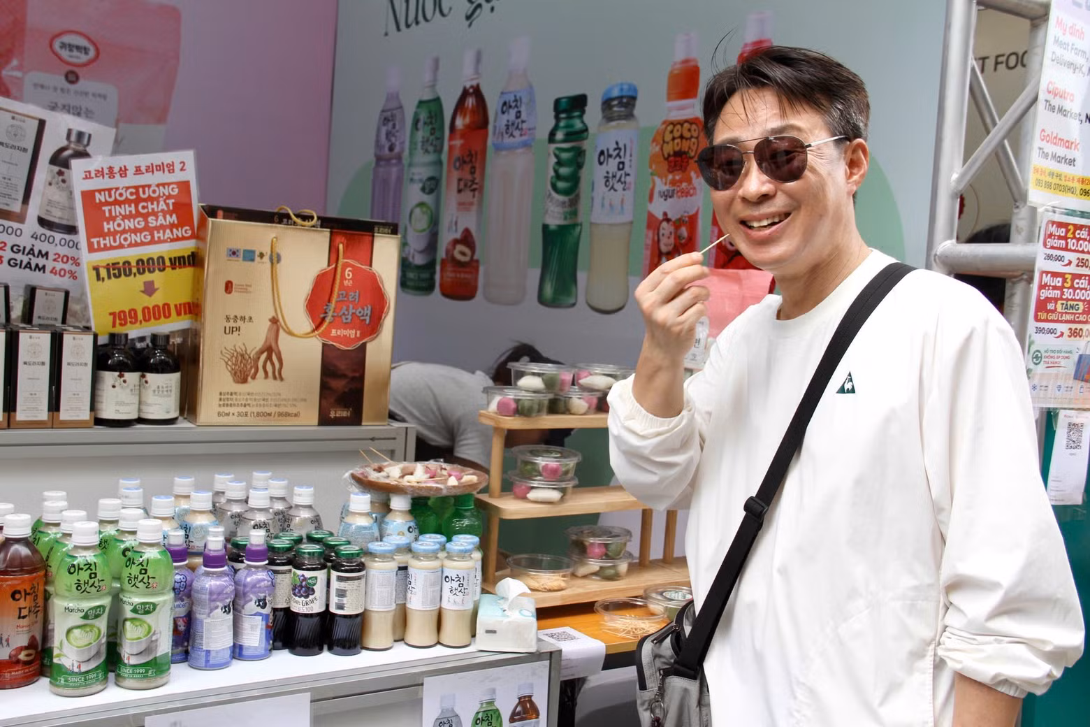 관광객들이 다채로운 색상의 떡과 전통 음료를 시식하며 즐거워하고 있다.