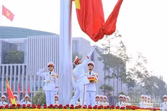 2026년 9월 2일 이른 아침 바딘광장에 휘날리는 국기. (사진: TÙNG MAI)