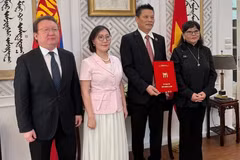 간바타르 훌란 주몽골 베트남 대사와 몽골국립문화예술대학교 관계자가 레 꾸이 즈엉 감독에게 '명예교수' 칭호를 수여하고 있다. (사진: MINH GIANG)