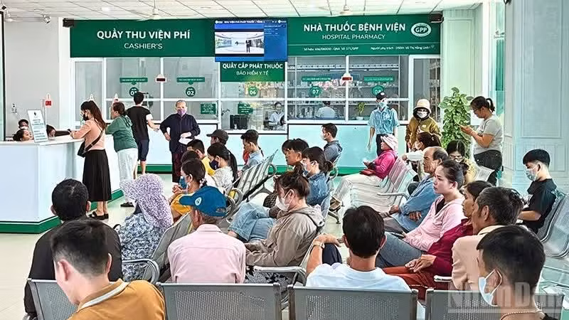 건강보험은 환자들에게 실질적인 '생명줄'로 작용하며, 특히 잦은 진료와 치료가 필요한 이들의 경제적 부담을 크게 덜어주고 있다.