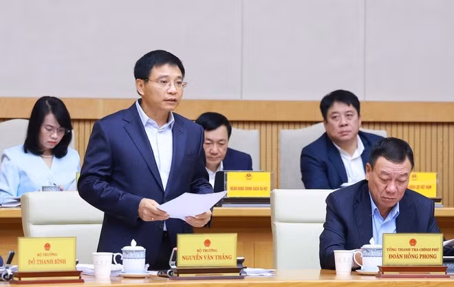 응우옌 반 탕 재무부 장관이 회의에서 올해 11월 및 1~11월 사회경제 상황을 보고하고 있다. (사진: VNA)