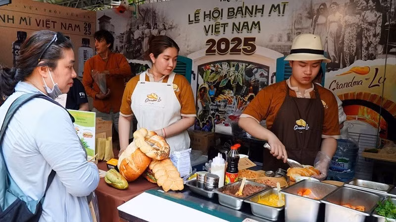 2025년 제3회 베트남 빵 축제를 찾은 방문객들. (사진: 호앙 뚜옛)