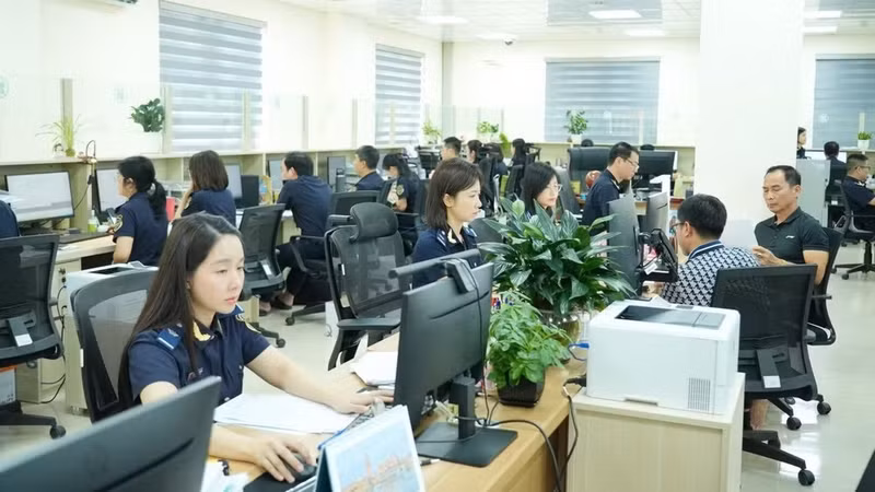 기업들은 수입 절차를 완료할 때 관세 코드를 반드시 확인해야 한다. (사진: NDO)