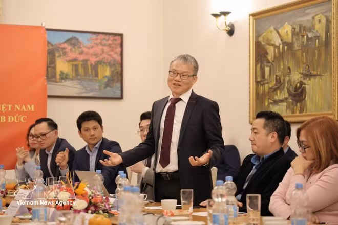 응우옌 쑤언 틴 독일 도르트문트공과대학교 교수 겸 VGI 회장(가운데)이 행사에서 발언하고 있다. (사진: VNA)