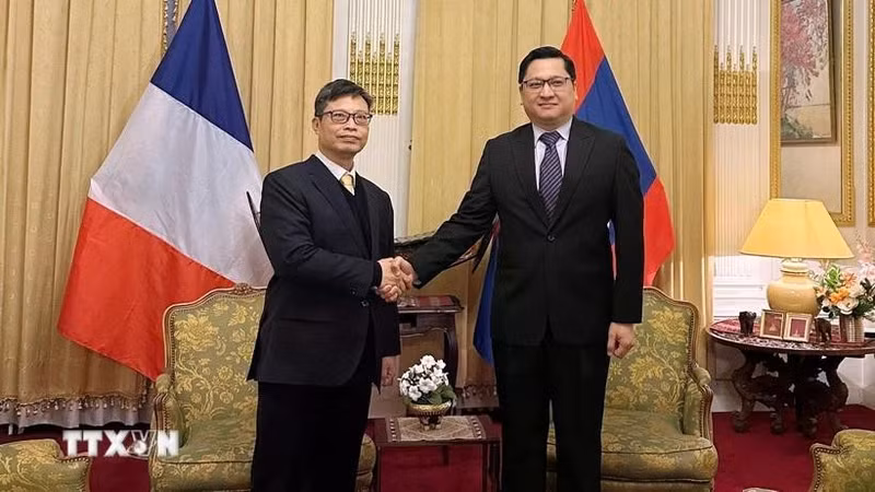 쩐득하이 프랑스 주재 베트남 대사가 깔라몽쿠네 수파누봉 현지 라오스 대사와 악수를 나누고 있다. (사진: VNA)
