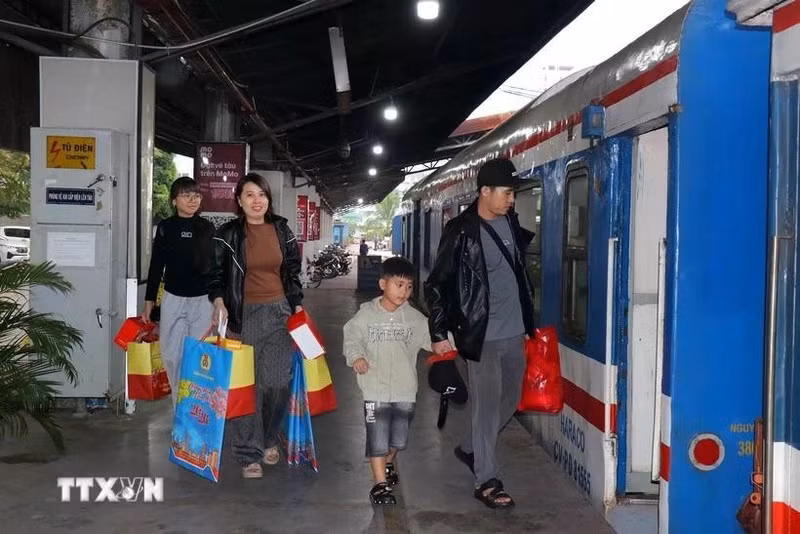 설을 맞아 귀성객들이 호찌민시에서 출발하는 노동조합 특별열차에 오르고 있다. 노동조합연맹이 지원한 이번 프로그램에 따라 약 3,000명 노동자 귀성길에 오를 것으로 알려졌다. (사진: VNA)